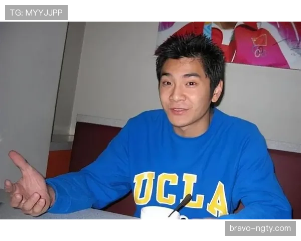 小区碰到邢傲伟，穿拖鞋走进会所，门童那副恭敬样像在迎接大佬